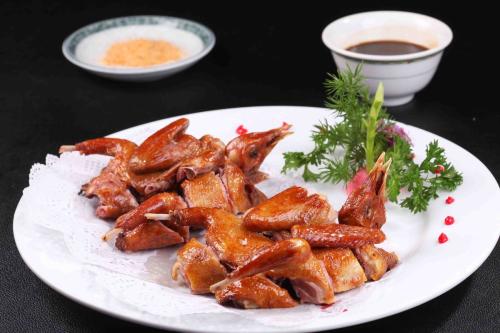 深圳特产烤乳鸽价格 8两1斤烤乳鸽市场价格