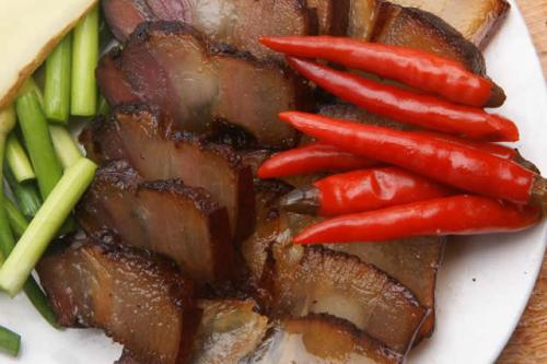 湖南有一个黑黑的腊肉特产是什么 湘西腊肉第一名湖南特产